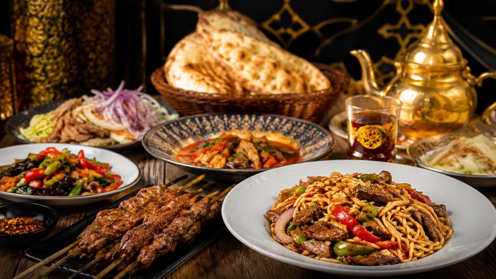 Festlich gedeckter Tisch mit Lagman, Kawap-Spießen und Naan